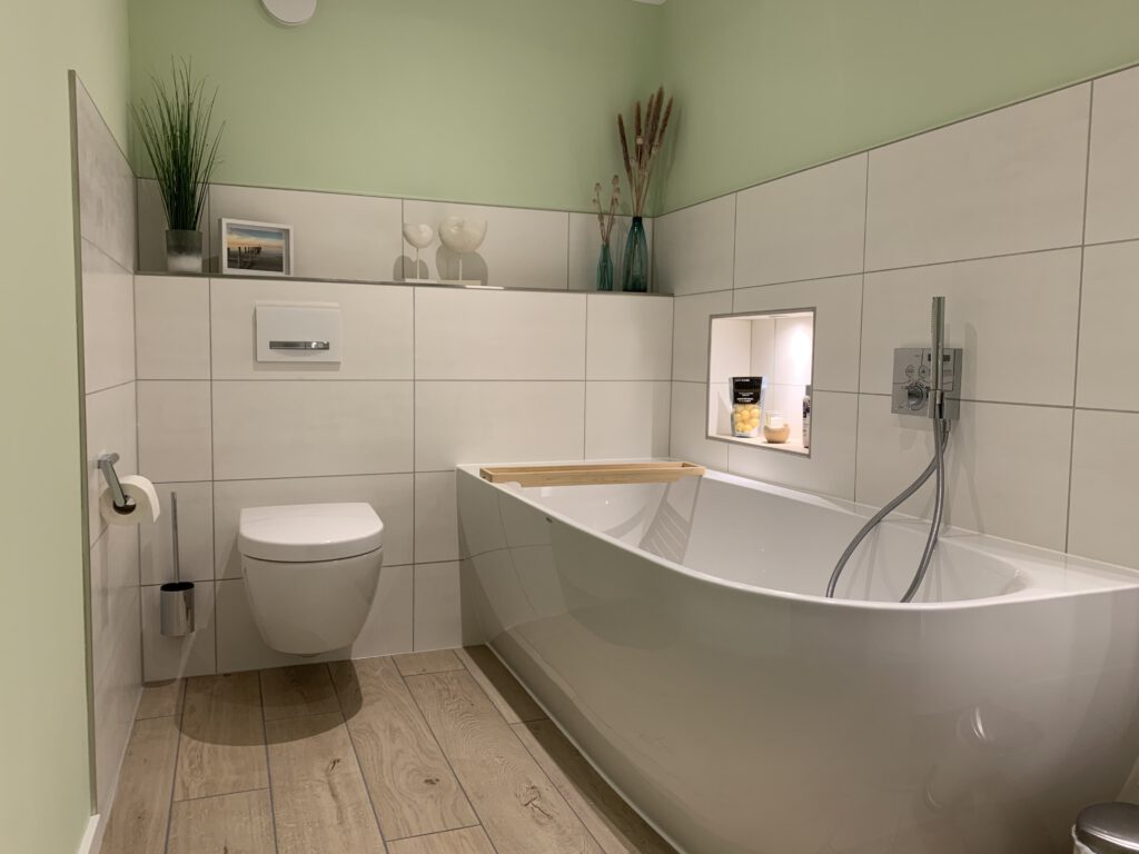 Badewanne mit Toilette und Beleuchtung